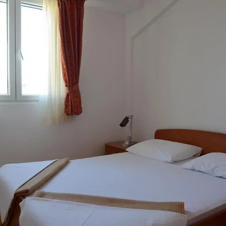 Apartment Pirovcanka *